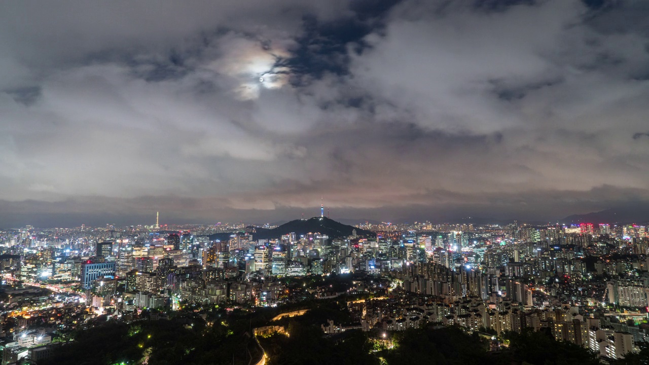 夜景——首尔炮台和N首尔塔周围的市中心/韩国首尔中区和钟路区视频素材