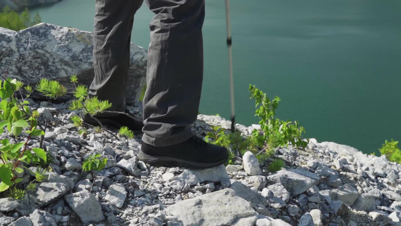 活跃的老年男子训练北欧步行。自然背景。积极的休闲活动。徒步旅行的人。老年人健康的生活方式。视频素材