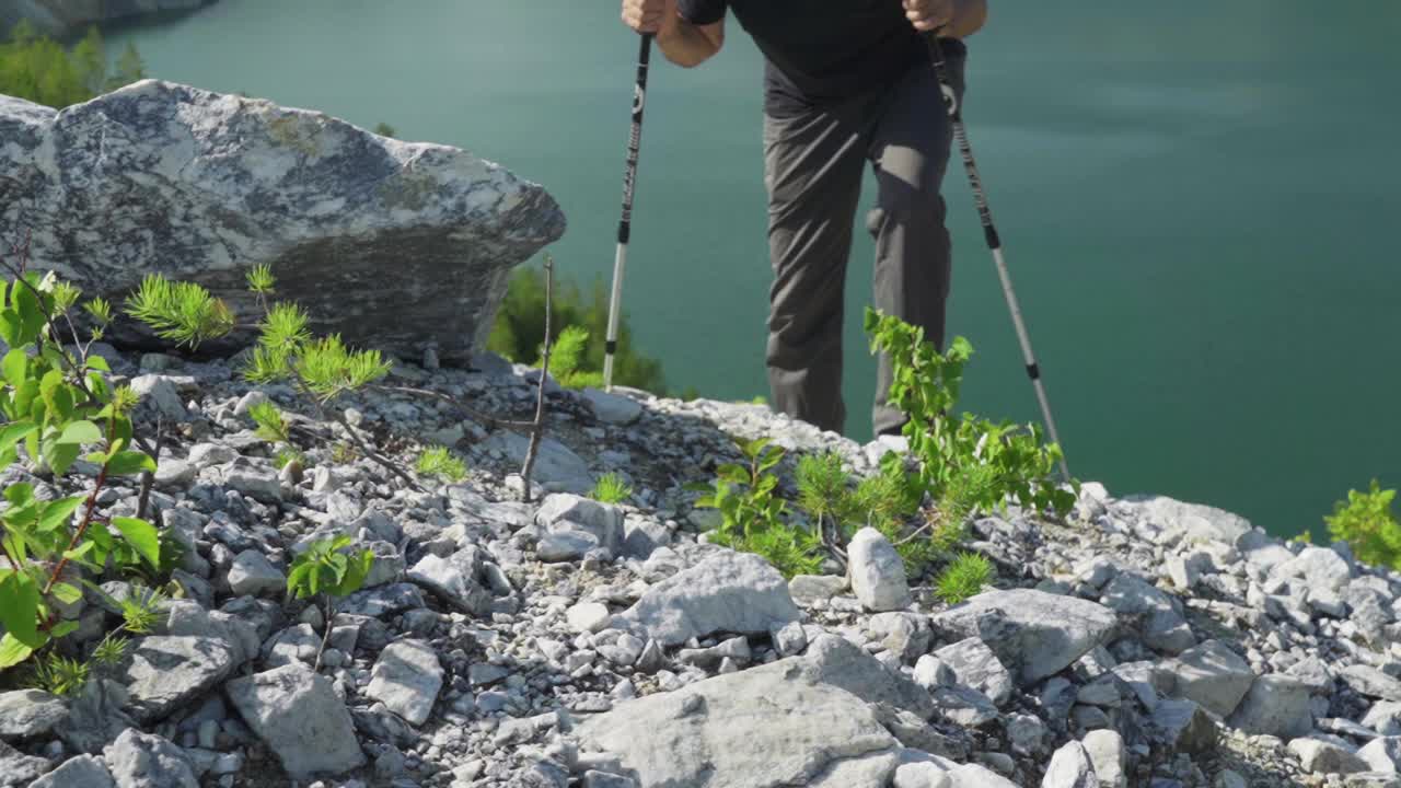 活跃的老年男子训练北欧步行。自然背景。积极的休闲活动。徒步旅行的人。老年人健康的生活方式。视频素材