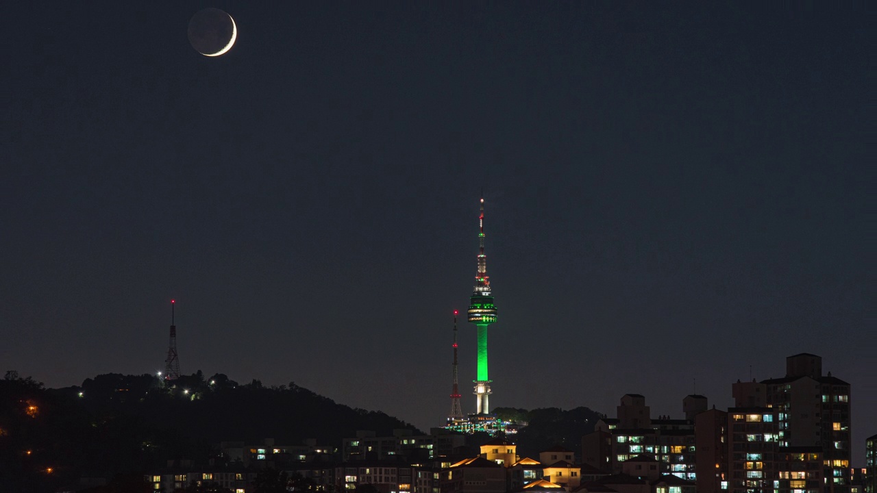 夜景——韩国首尔，N首尔塔附近的市中心，月牙形的月亮视频素材