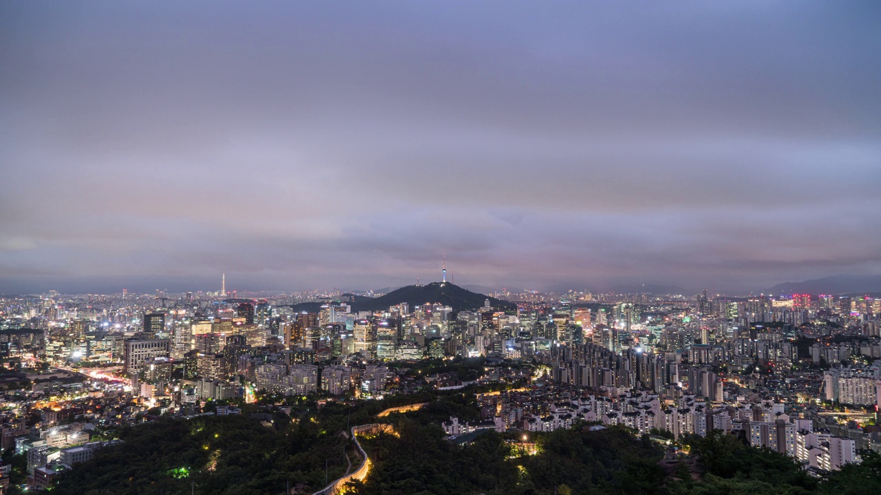 夜景——首尔炮台和N首尔塔周围的市中心/韩国首尔中区和钟路区视频素材