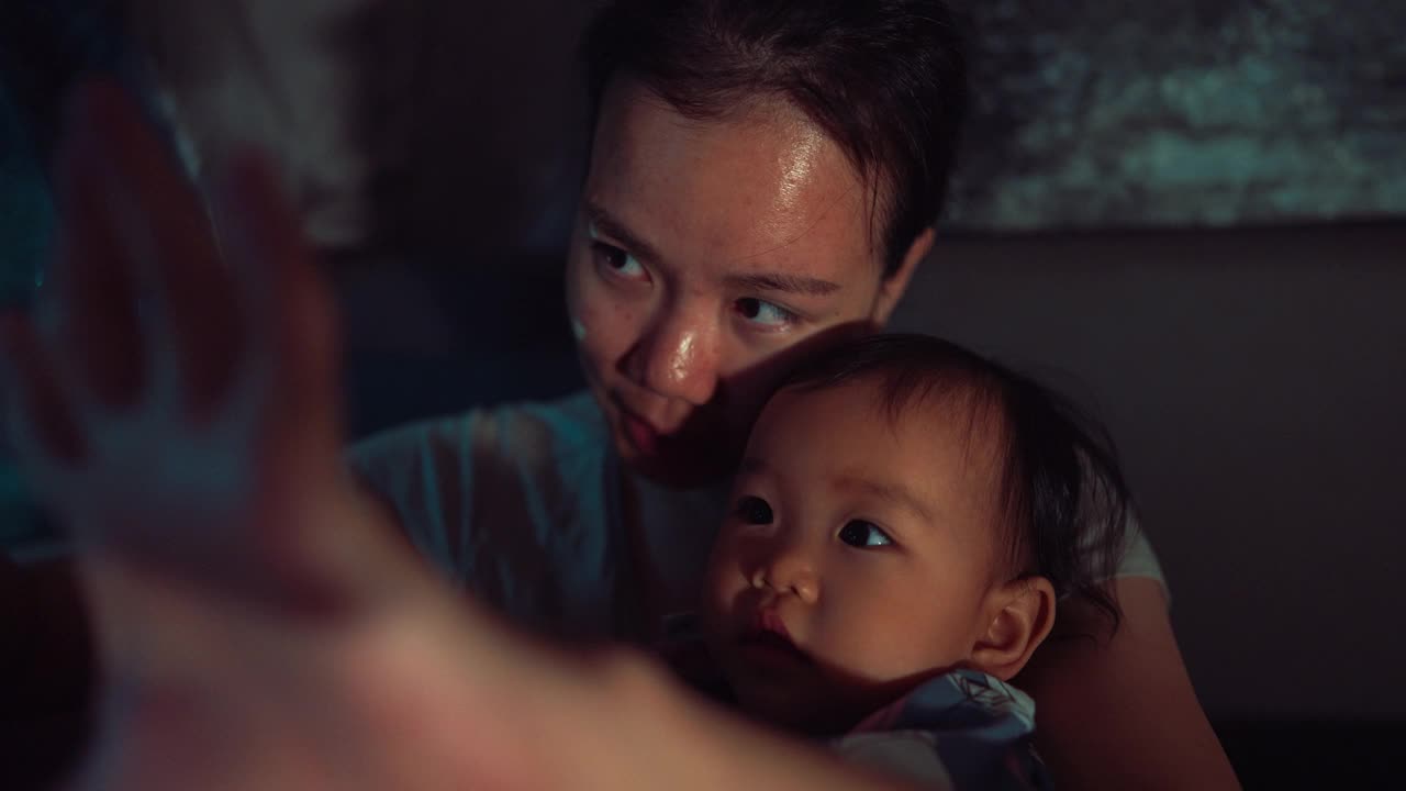 幸福时刻亚洲妈妈讲故事和玩手影和女儿的质量时间睡前和睡眠的家庭生活视频素材