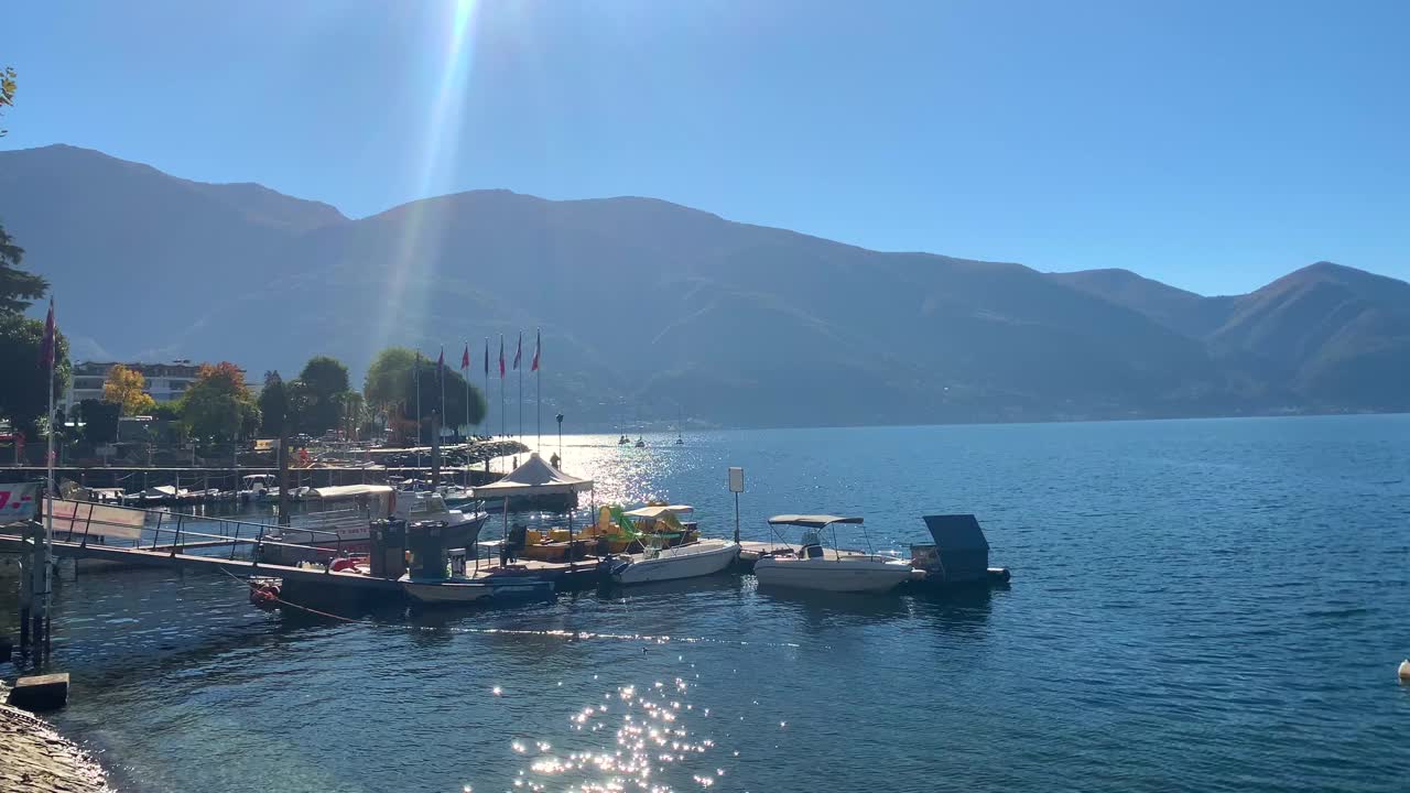 在阳光明媚的日子里，阿斯科纳的马焦雷高山湖全景视频素材