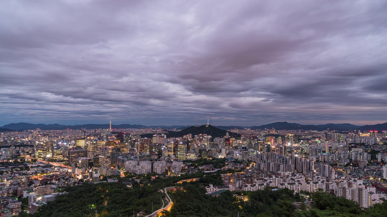 白天和黑夜——首尔城郭和N首尔塔周围的市中心/韩国首尔中区和钟路区视频素材