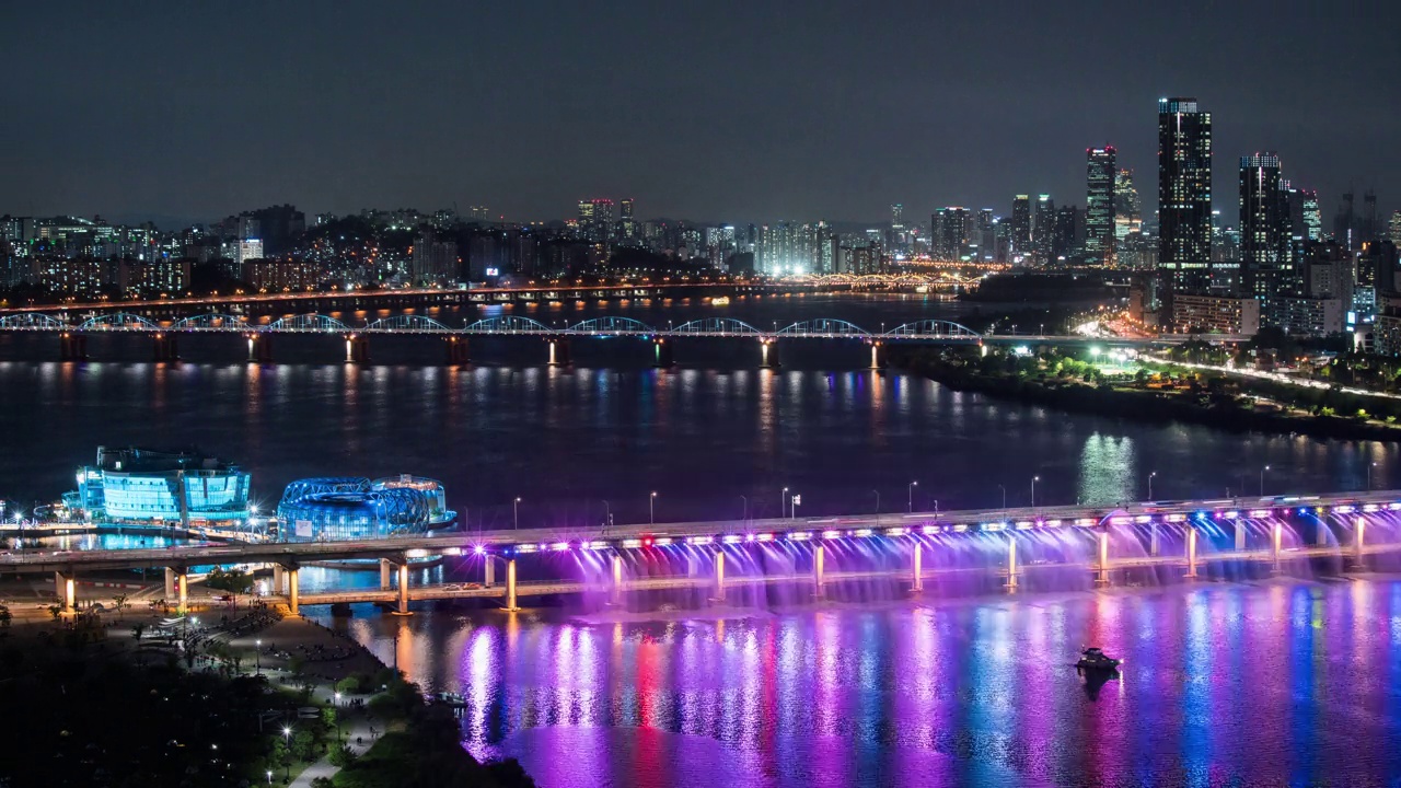 ▽夜景=汉城瑞草区和龙山区的汉江和盘浦大桥彩虹喷泉周围的市中心视频素材