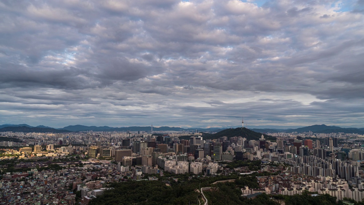 白天——首尔城郭和N首尔塔周围的市中心/韩国首尔中区和钟路区视频素材