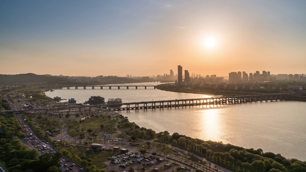 韩国首尔，汉江、汉江公园、Some Sevit、盘浦大桥/瑞草区和龙山区周围的市中心夕阳视频素材