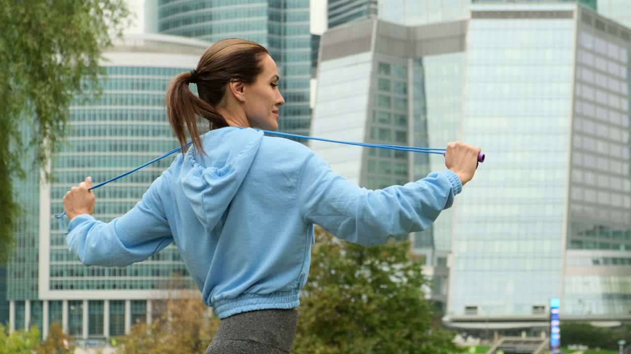 女子用跳绳在户外保持健康。战士在做跳绳练习视频素材