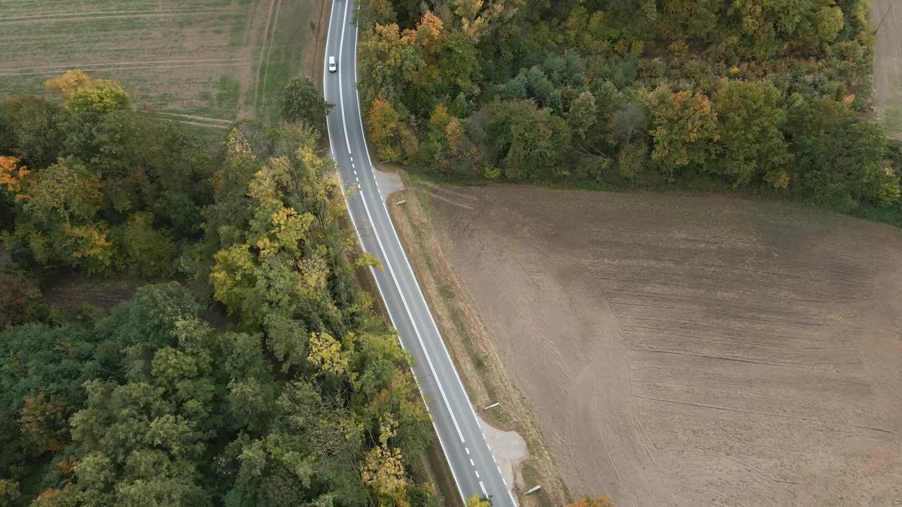 公路交通。汽车在路上行驶，无人机视野视频素材