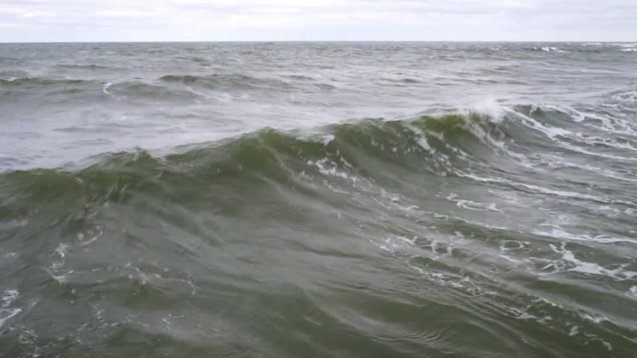 海岸。海上的潮汐和风暴。波罗的海的波浪。抛弃了海滨。视频素材