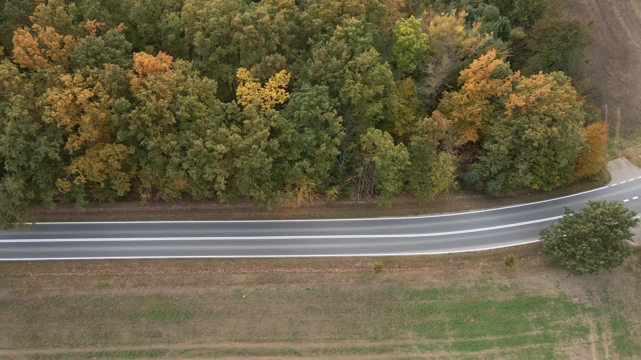 公路交通。汽车在路上行驶，无人机视野视频素材