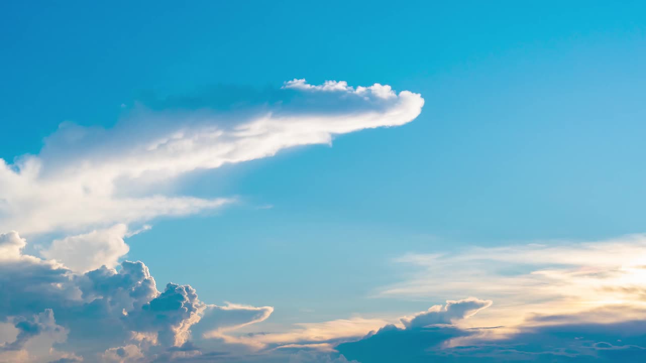 4K天空时光流逝，时光流逝蓝天白云，蓬松的白云时光流逝，自然背景视频下载