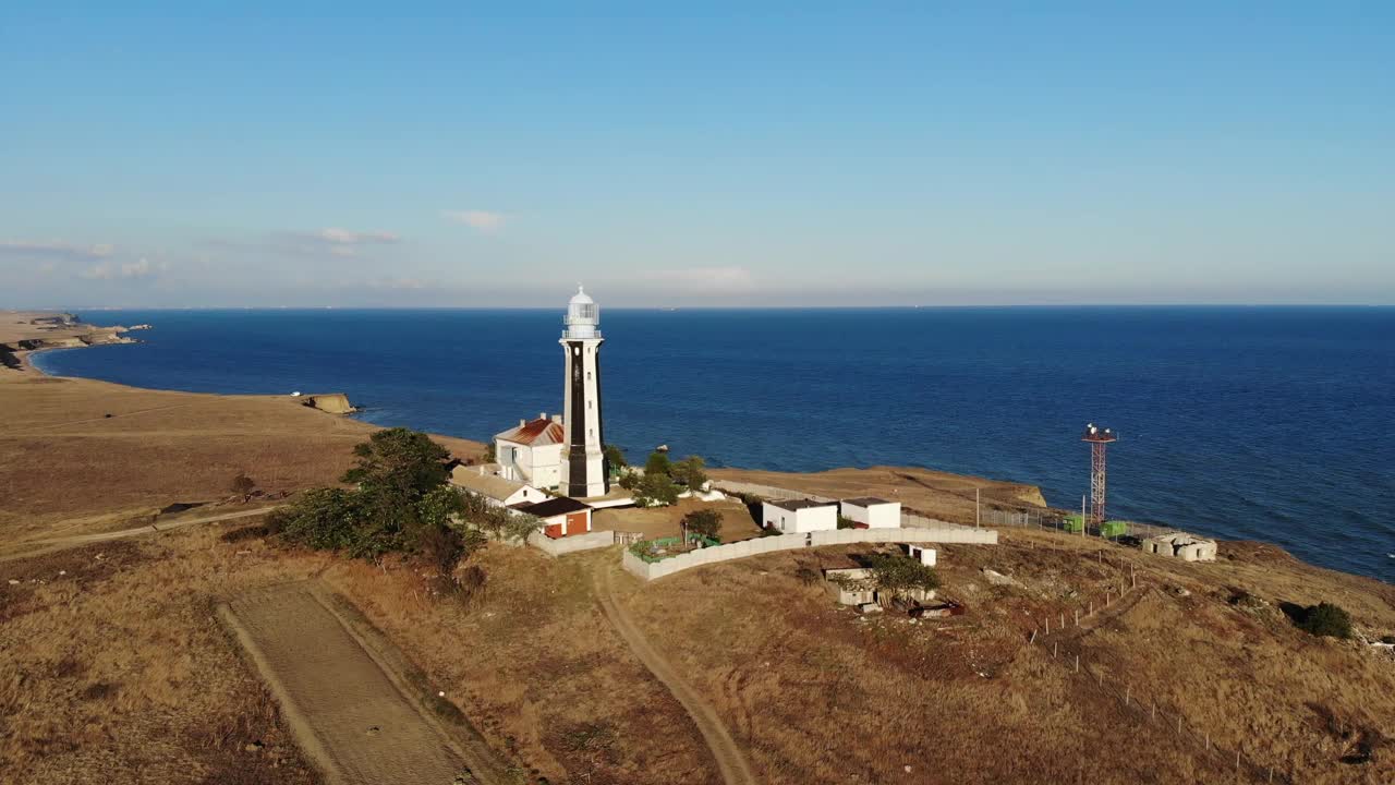 海岸海上灯塔鸟瞰图耸立在海岸或海洋上。有特殊用途的历史建筑视频素材