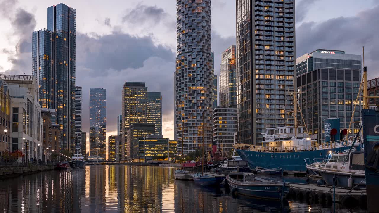 金丝雀码头摩天大楼的夜景视频素材