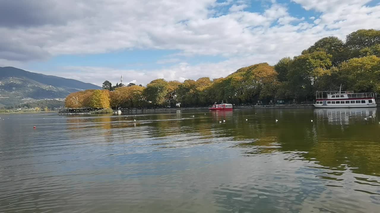 秋天的约阿尼纳城，船在希腊的湖中移动视频素材