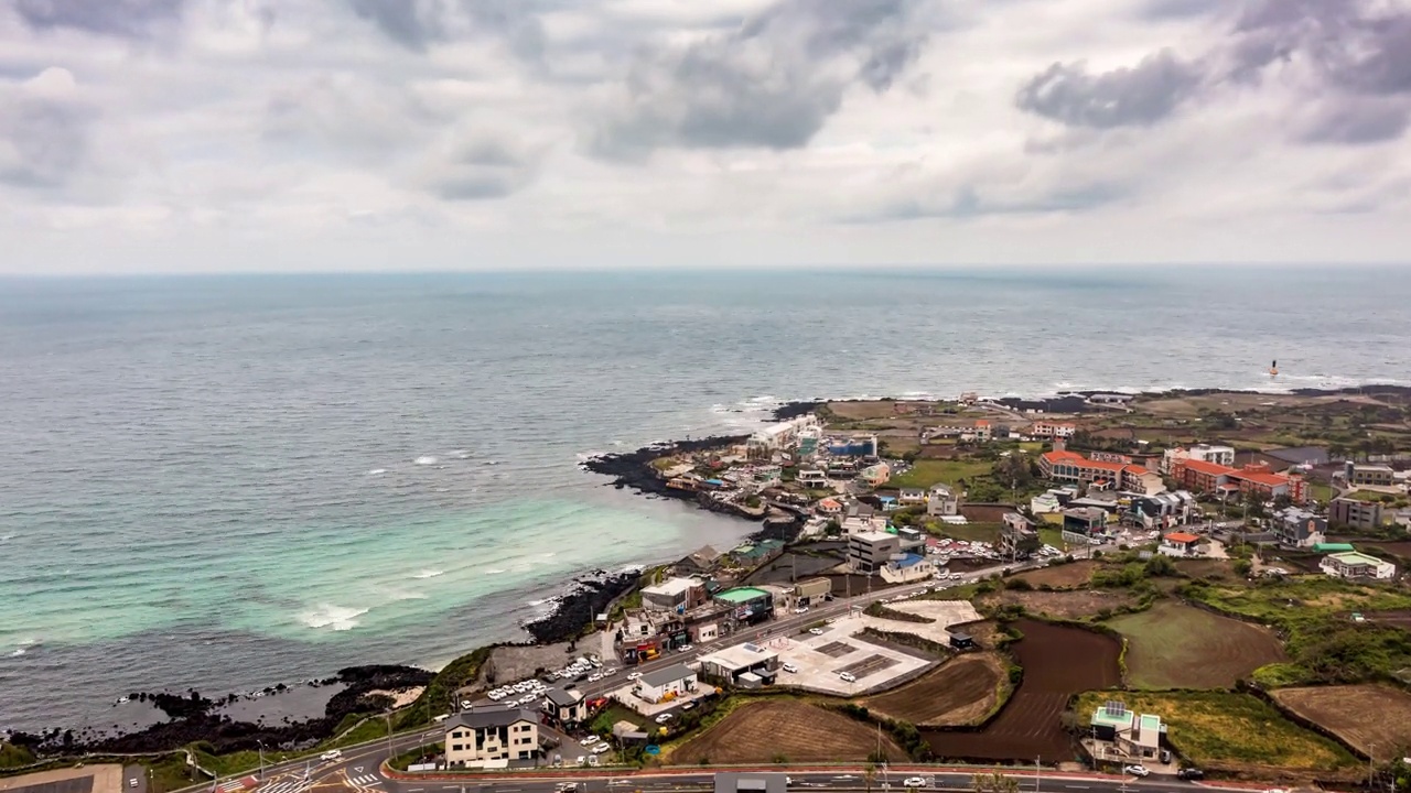 韩国济州岛埃越郡的韩岩海岸步道和村庄的风景视频素材