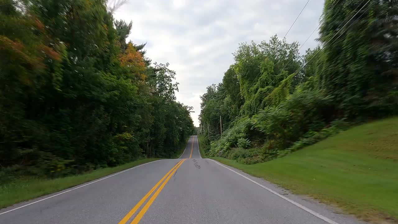 行驶在美丽的新英格兰乡村高速公路上视频素材