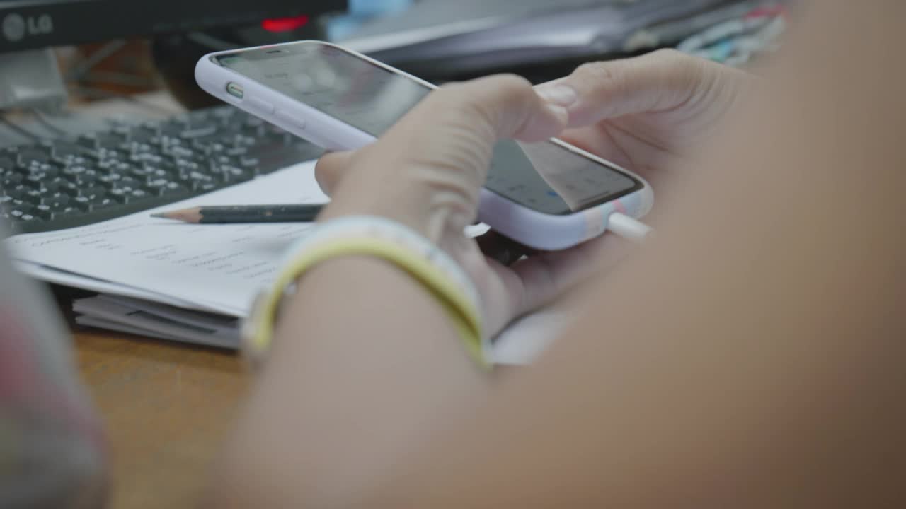 女性通过智能手机学习或在线约会的特写。视频素材