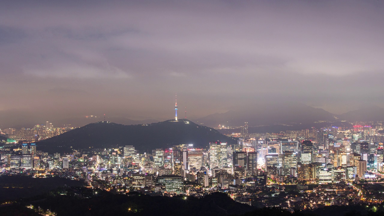 白天和黑夜——首尔城郭和N首尔塔周围的市中心/韩国首尔中区和钟路区视频素材