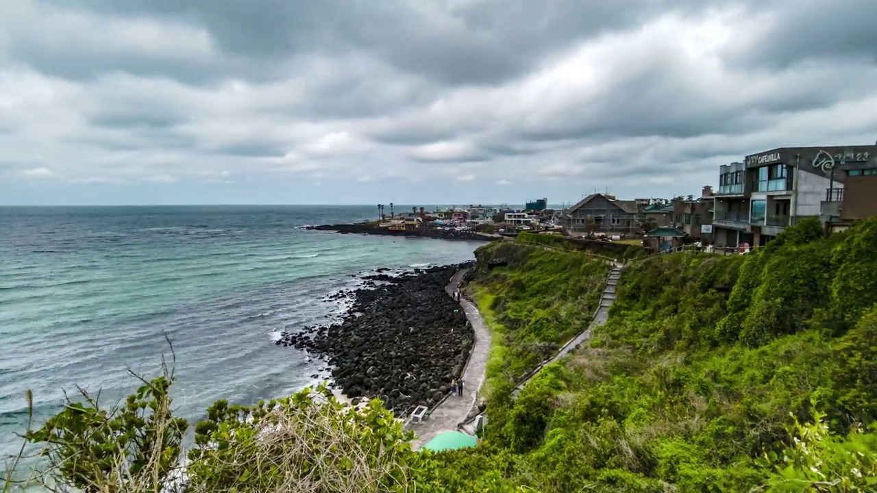 韩国济州岛埃越郡韩岩海岸步道的风景视频素材