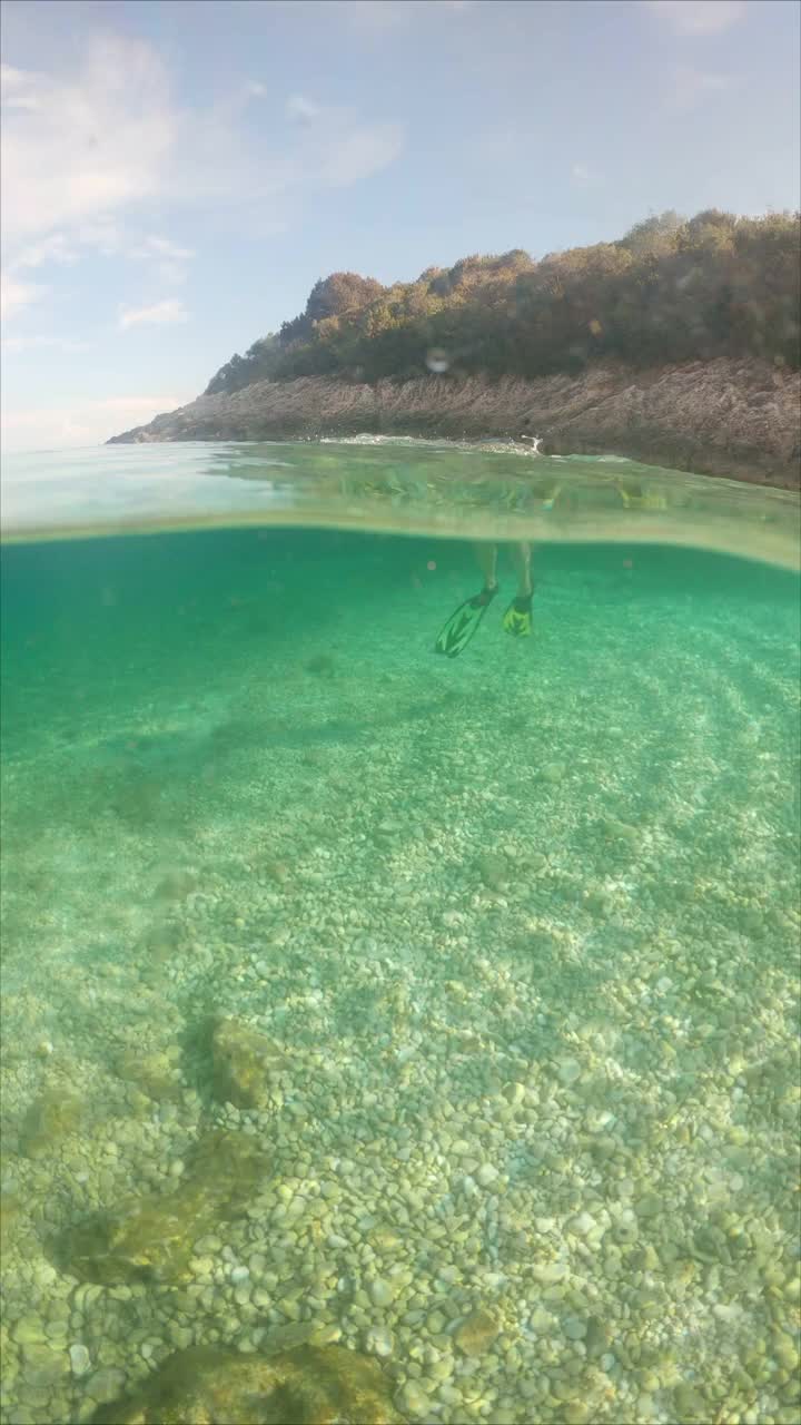 女子潜水水下清澈的蓝色海水视频素材