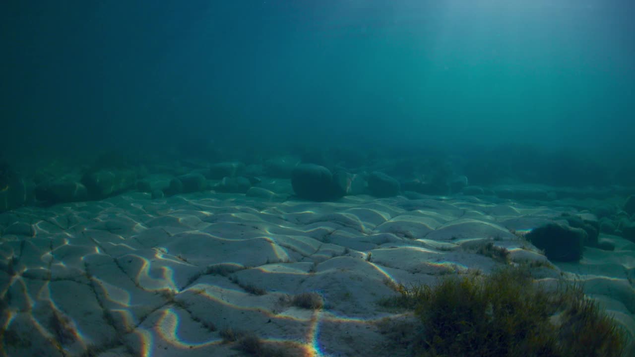 深海的海底，阳光和蓝色的海水。视频素材