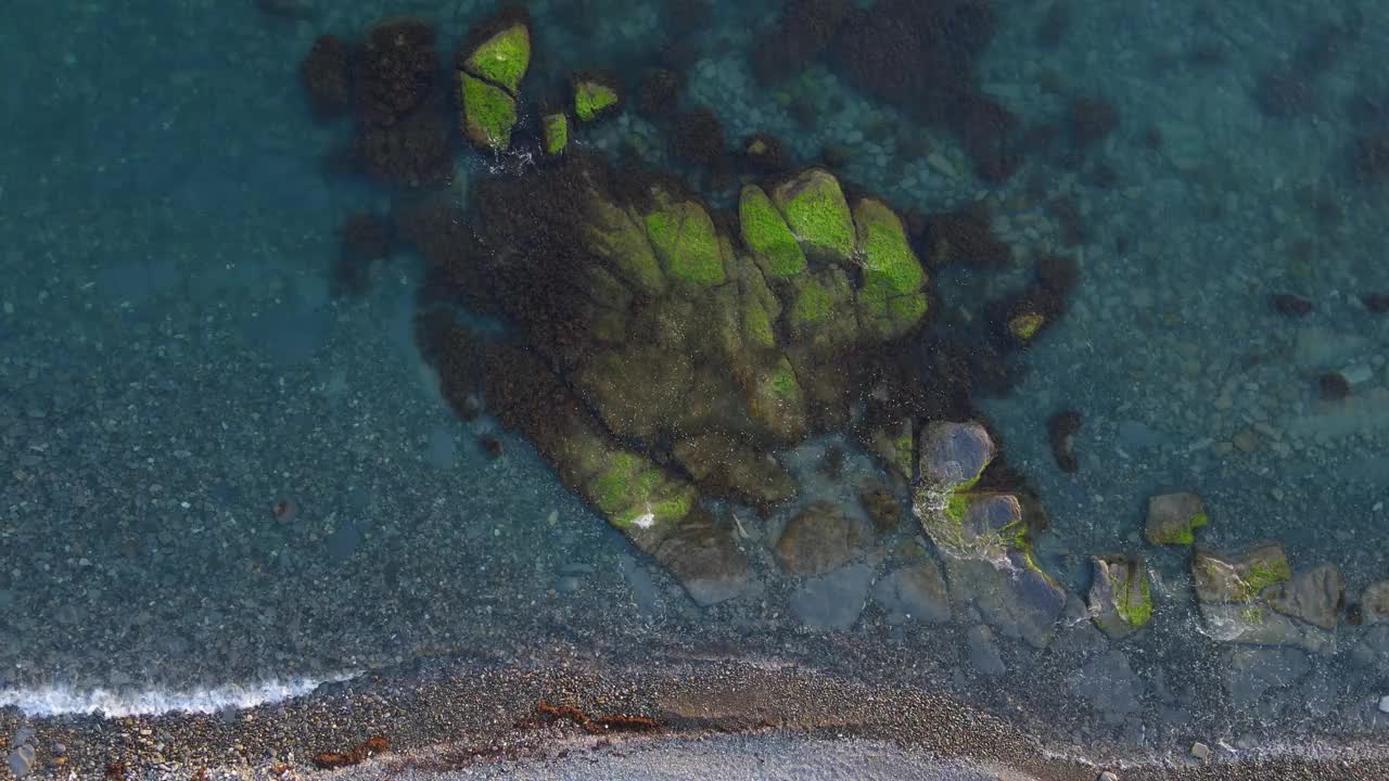 鸟瞰图的蓝色海面与石头和海岸线视频素材