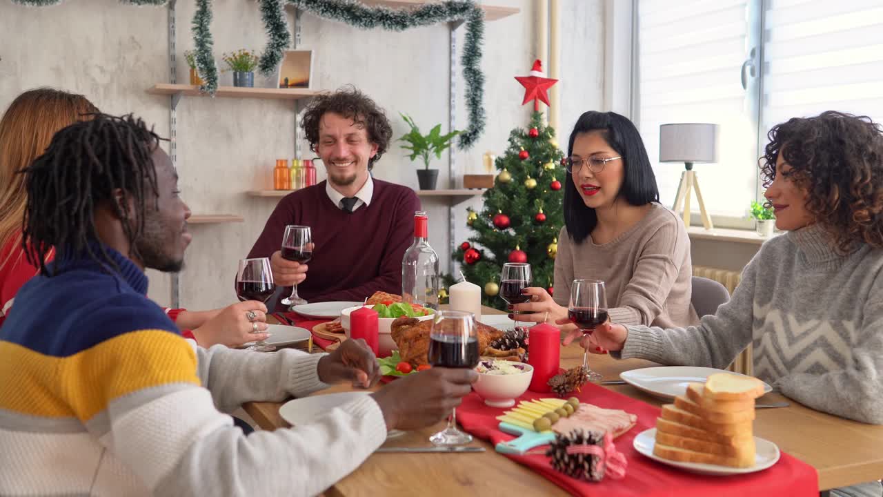 16、祝朋友在家中举杯，欢度元旦视频素材