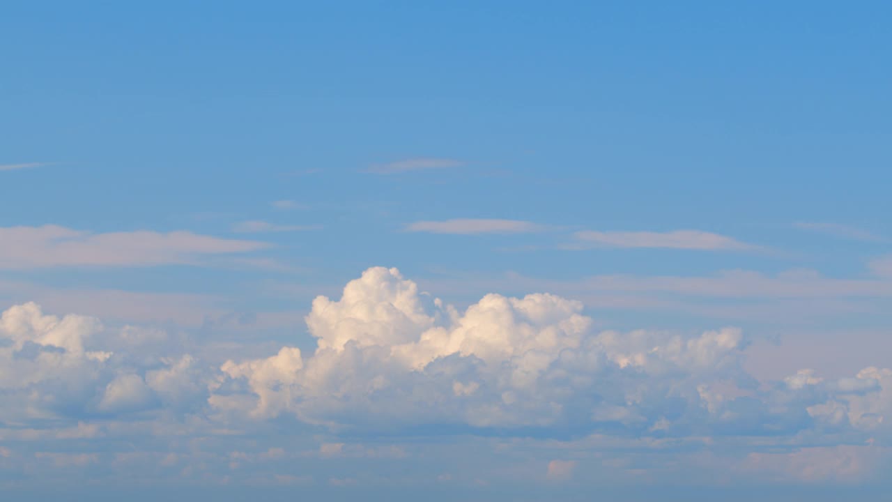 蔚蓝色的天空、积云和层云。风景秀丽，阳光明媚，气候宜人，环境优美视频素材