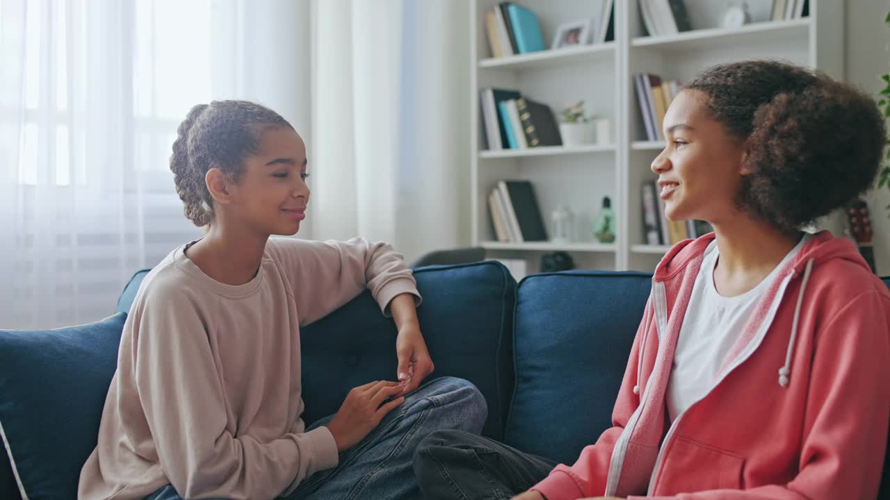 高兴的同学们在家里讨论学校的事情，友谊，团聚，乐趣视频素材