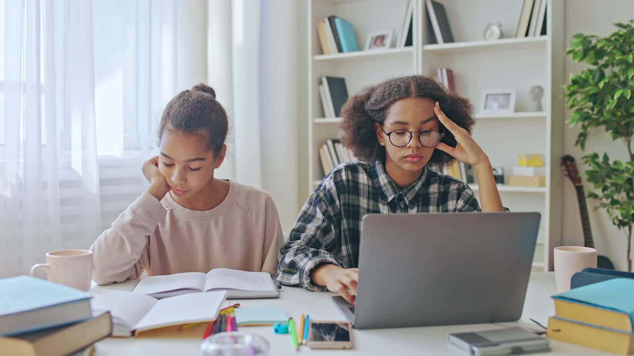 疲惫的青少年感到困倦，准备学校考试，压垮了学生视频素材