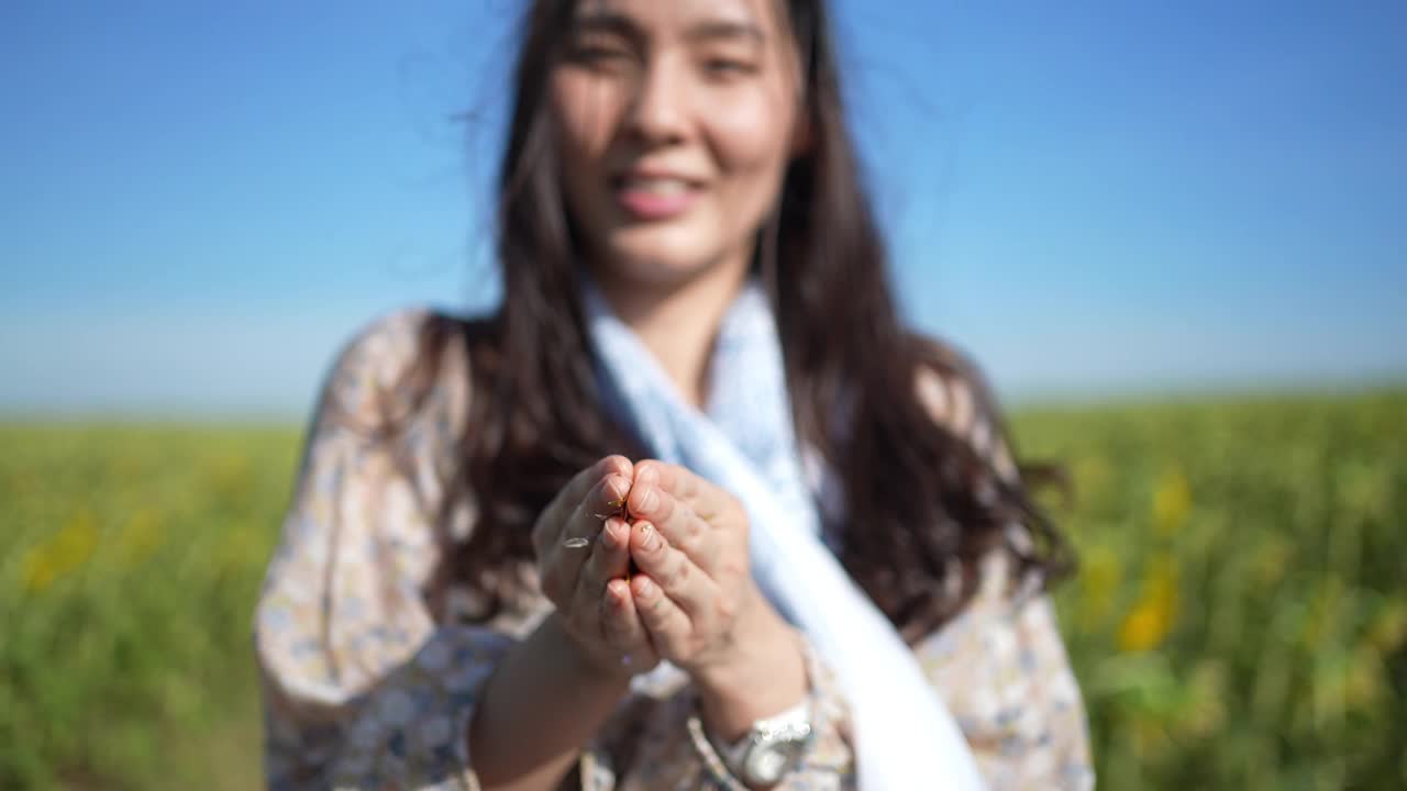 一个美丽的女人用慢动作吹五彩纸屑视频素材