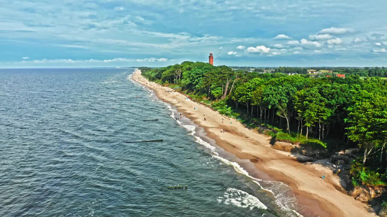 夏天波罗的海海滩的鸟瞰图视频素材