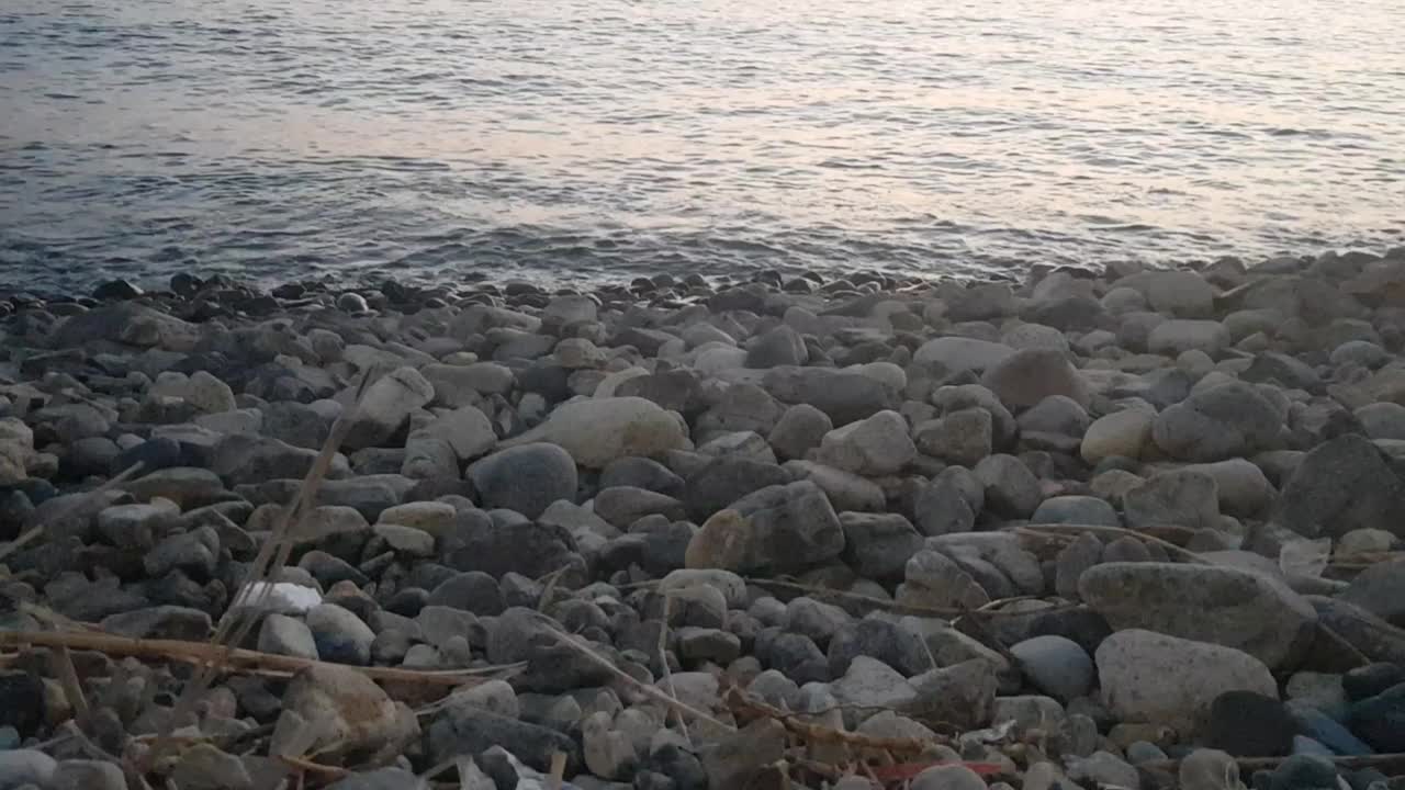 砾石海岸，大海和日落视频素材