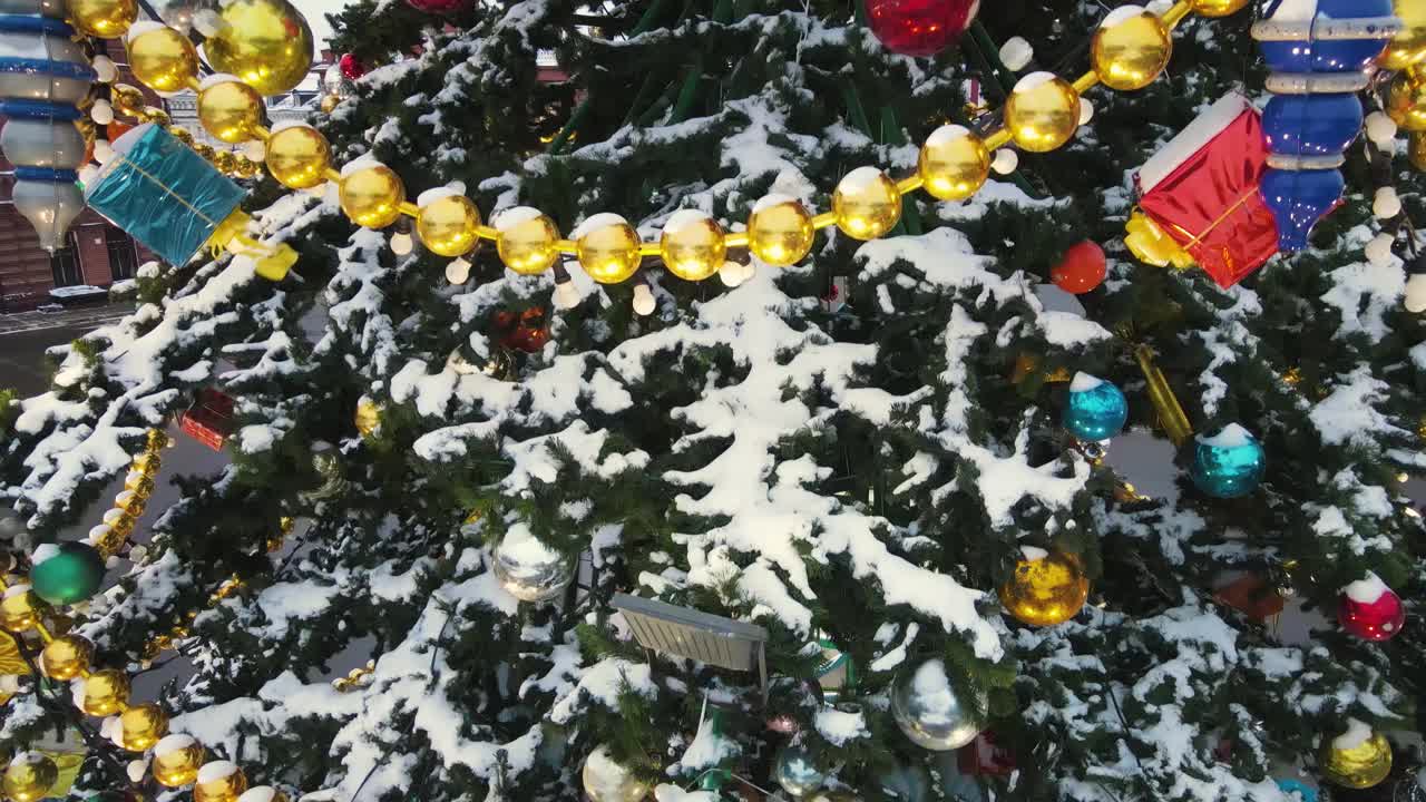 美丽的装饰在新年树，鸟瞰。视频素材