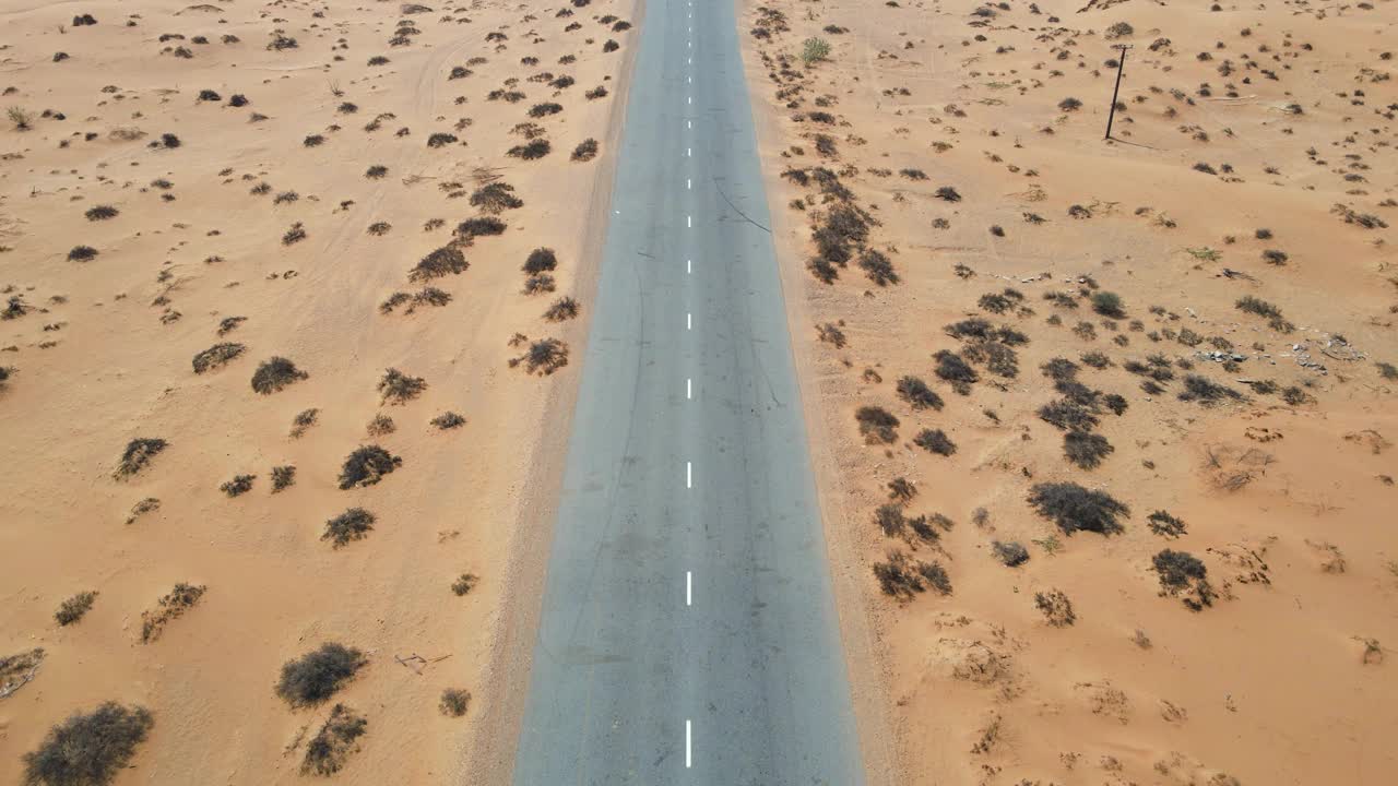 阿联酋风景优美的沙漠公路，无人机俯视图视频素材