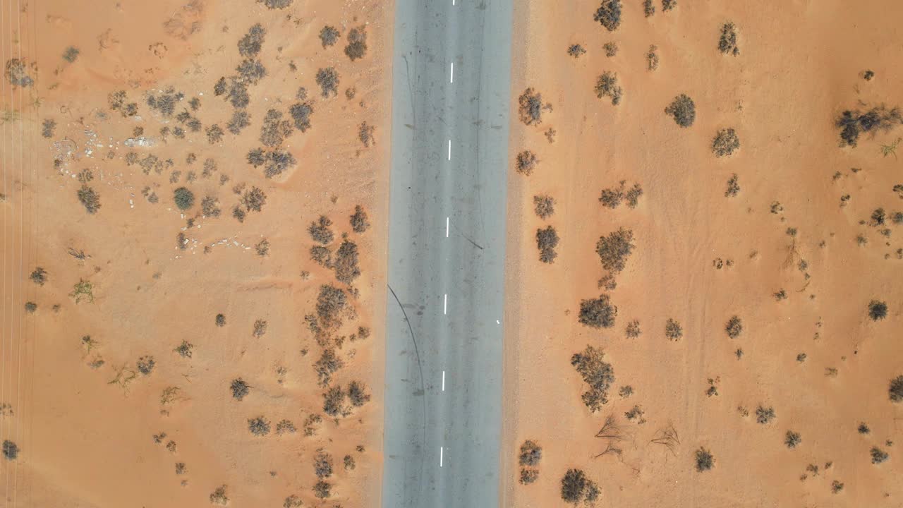 阿联酋风景优美的沙漠公路，无人机俯视图视频素材