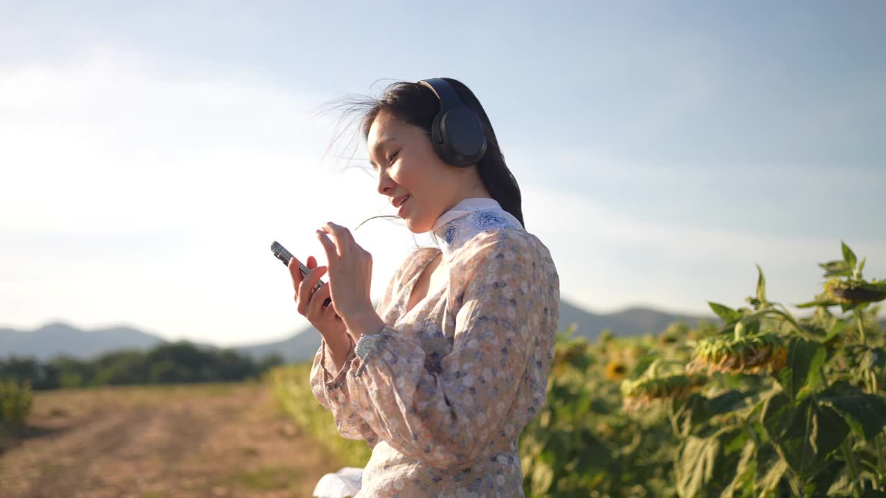 亚洲女子跳舞享受音乐视频素材