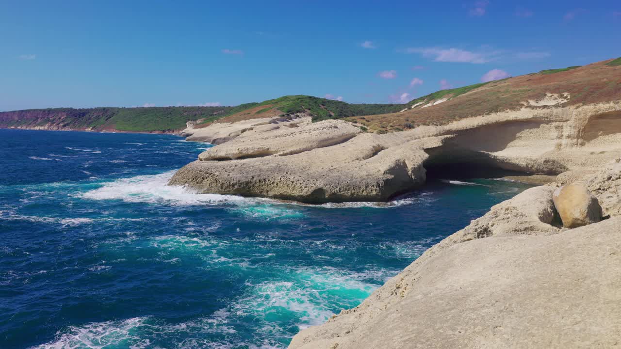 意大利撒丁岛野生海岸线的景观。视频素材