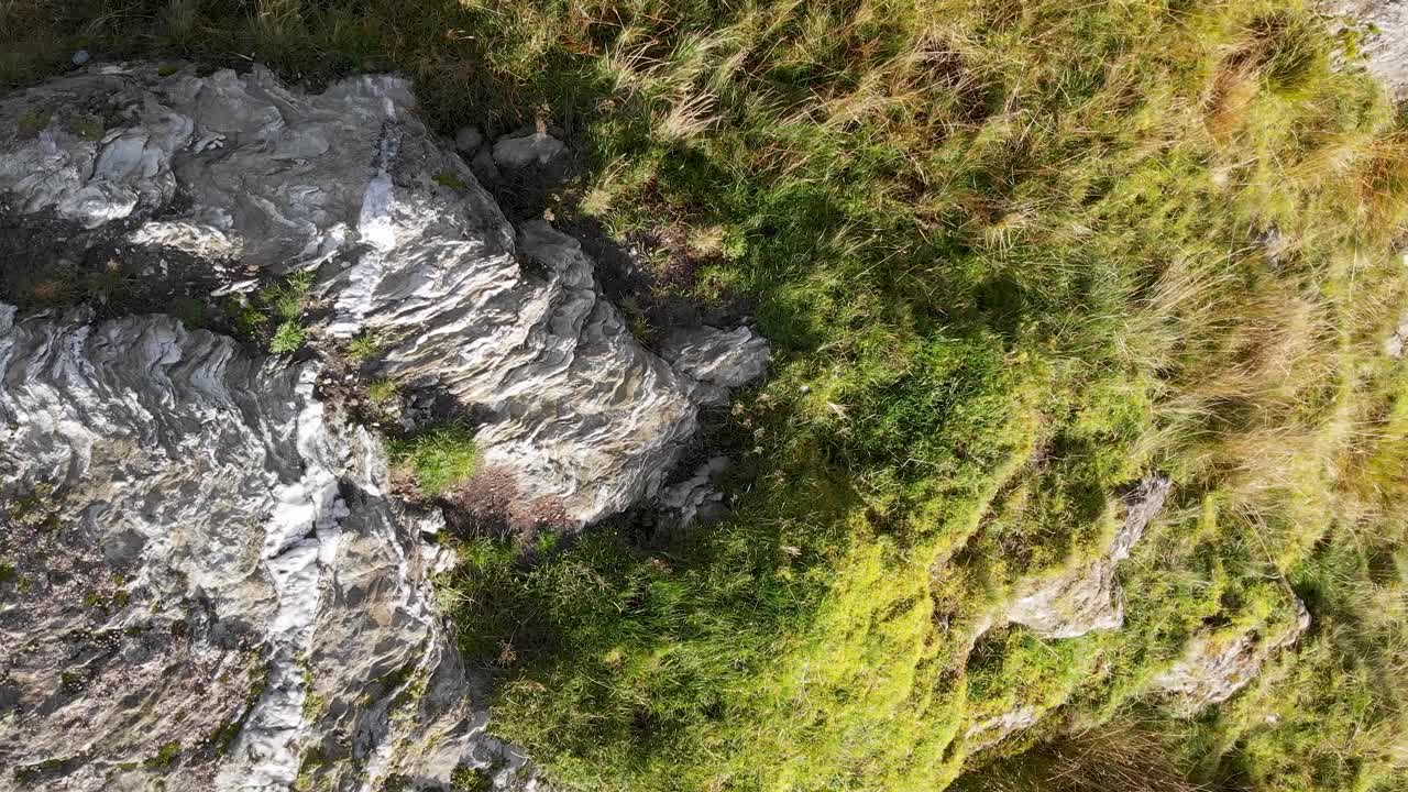 空中向前显示的镜头，一个美丽的山谷岩石斜坡，秋天的颜色和雄伟的蓝天和一些白云视频下载