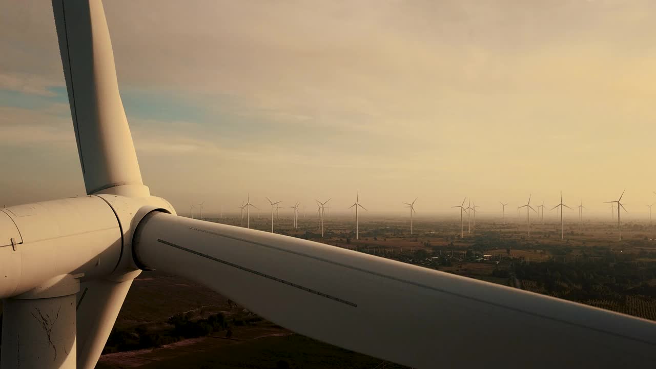 近距离空中飞行靠近一簇风车。视频素材