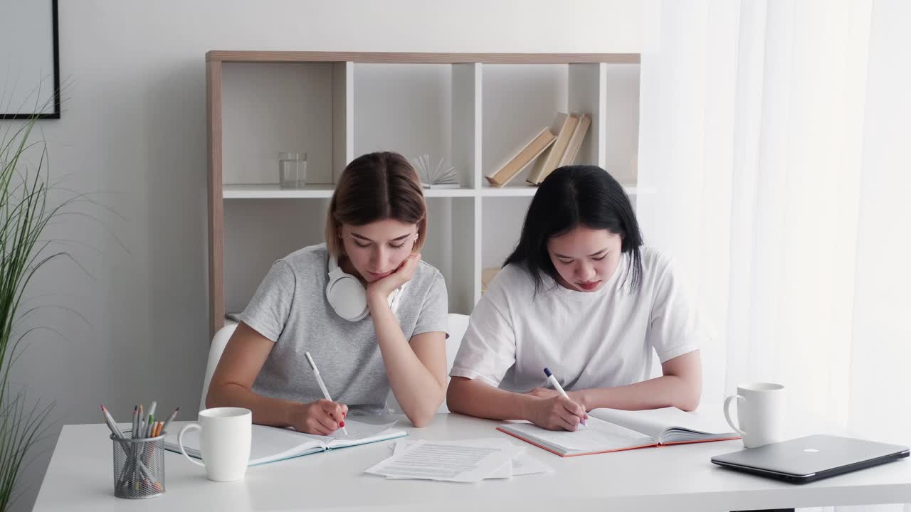 课间做作业的学生教育女生视频素材