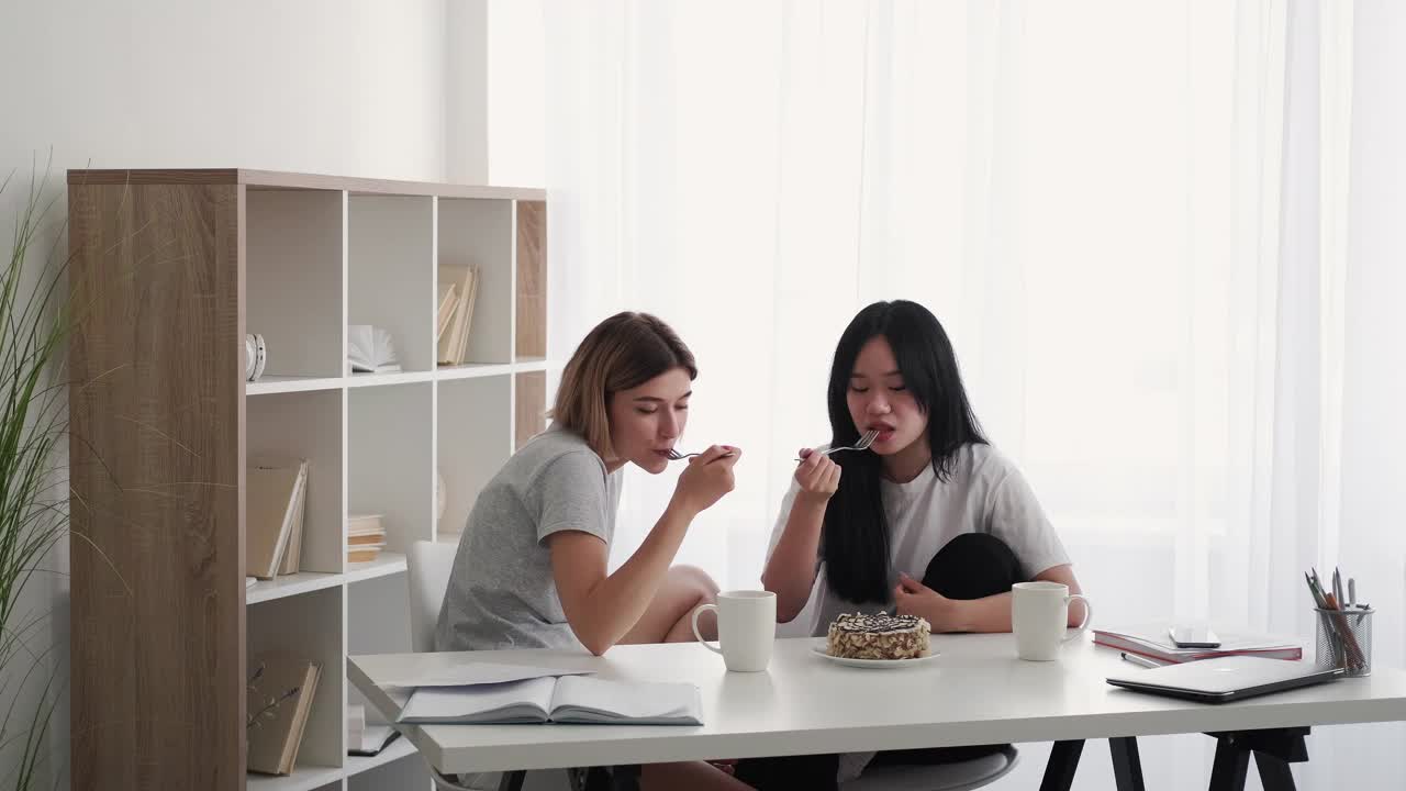 朋友们一起吃早午餐，友谊女孩视频素材