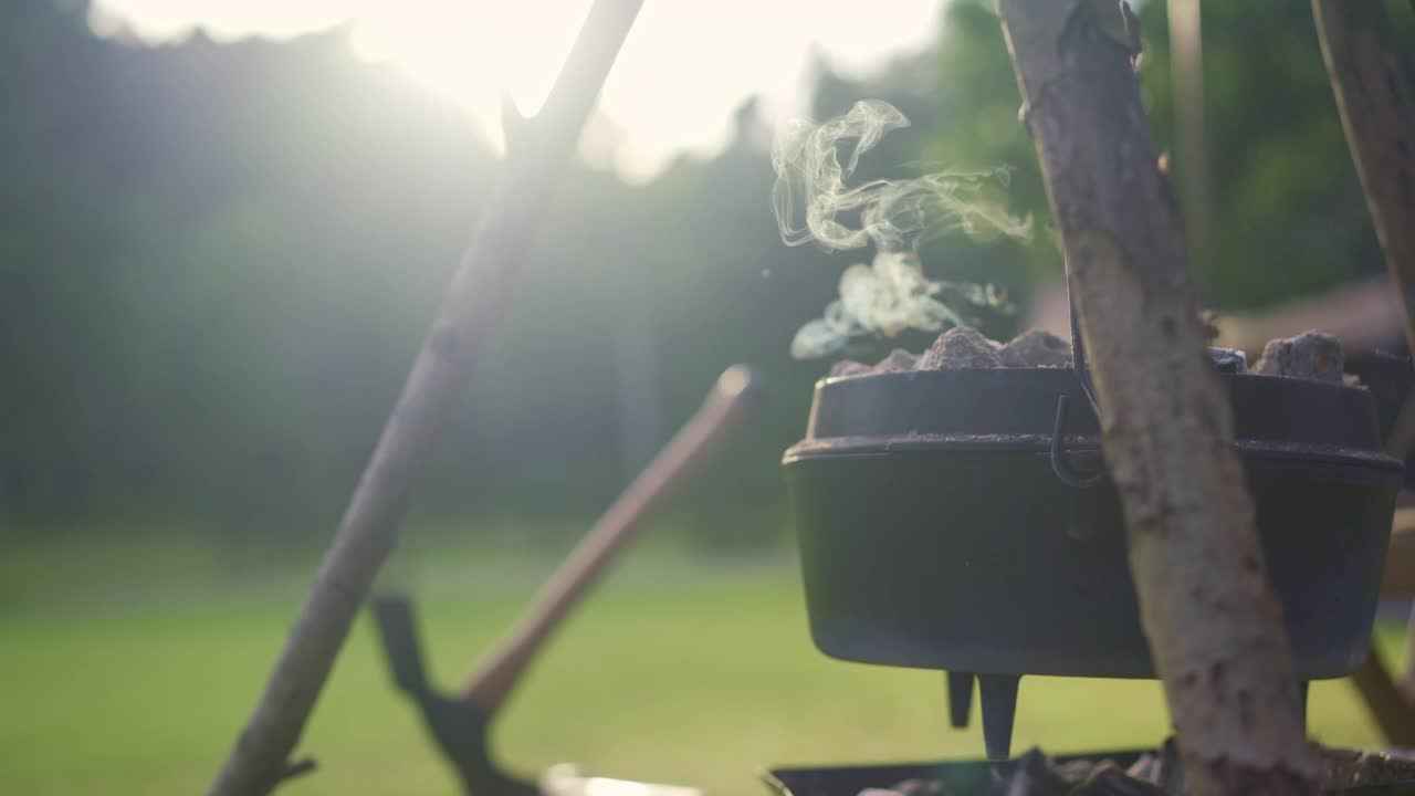 亚洲华人露营用柴火煮烧鸡视频素材