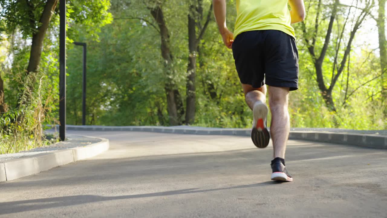 在公园的路上慢跑者的低镜头视频素材