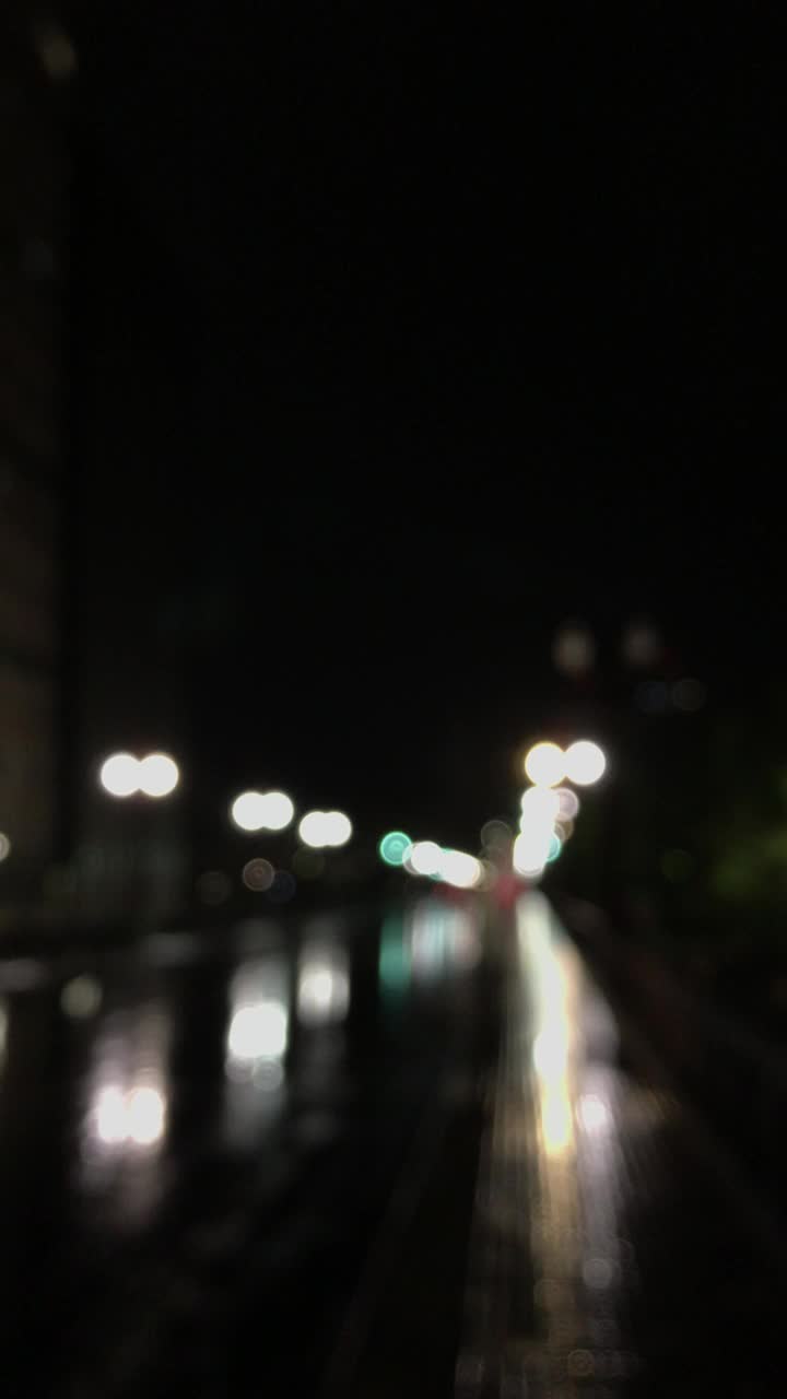 在雨中模糊了一条繁忙大街的背景视频素材