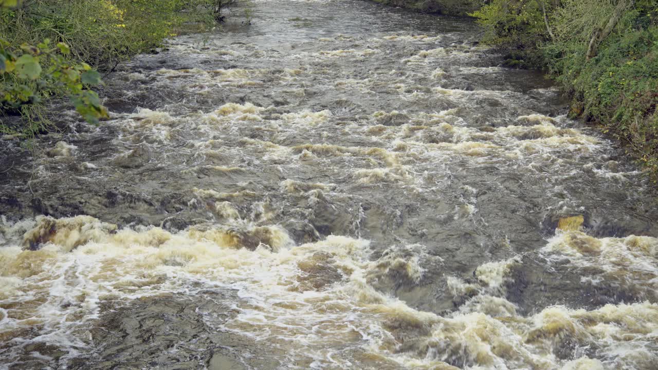 苏格兰乡村地区湍急的河流视频素材