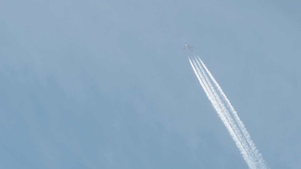 一架飞机在英国湖区安布尔赛德上空飞行时排放的废气。视频素材