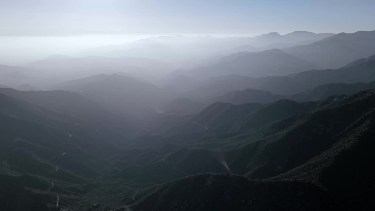 无人机拍摄的秃顶山，空中拍摄的绿色阳光山谷在圣加布里埃尔山脉，美国加利福尼亚州视频素材