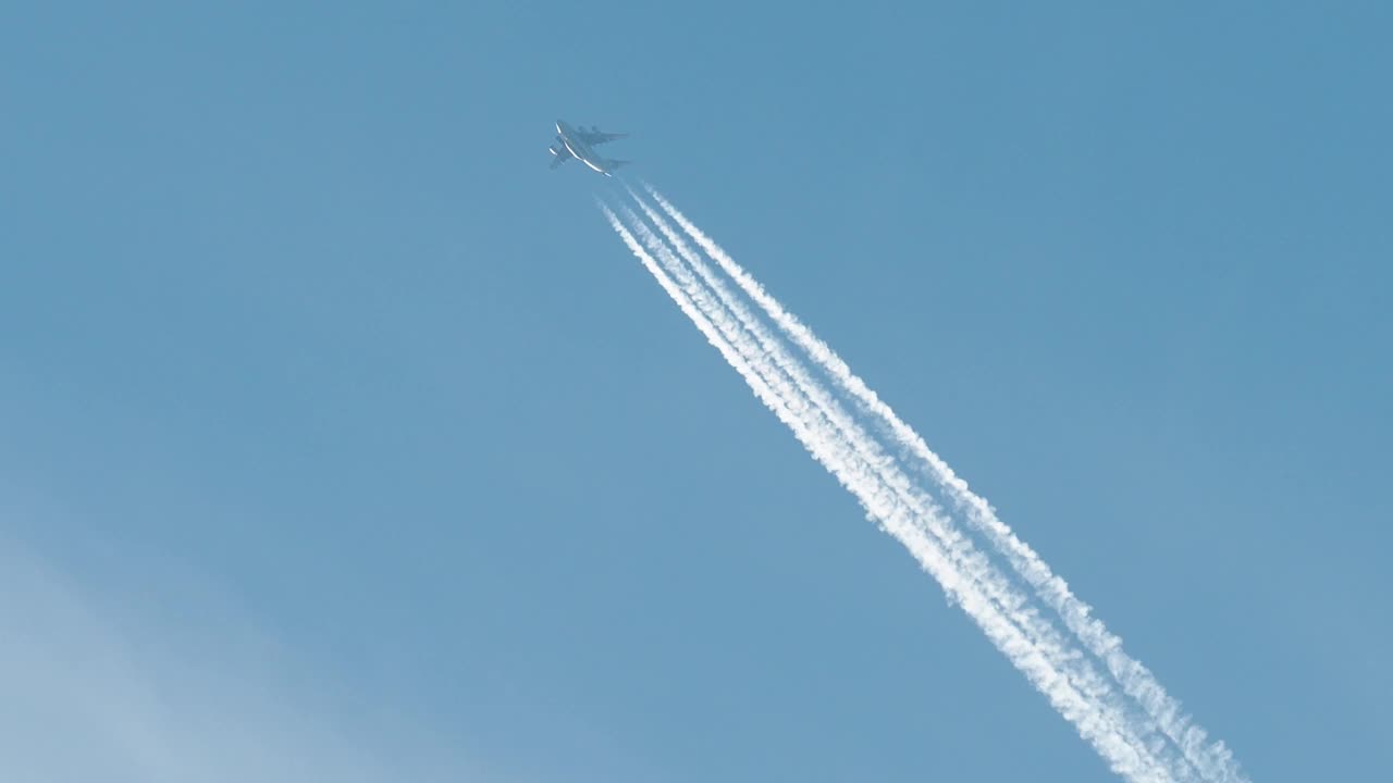 一架飞机在英国湖区安布尔赛德上空飞行时排放的废气。视频素材